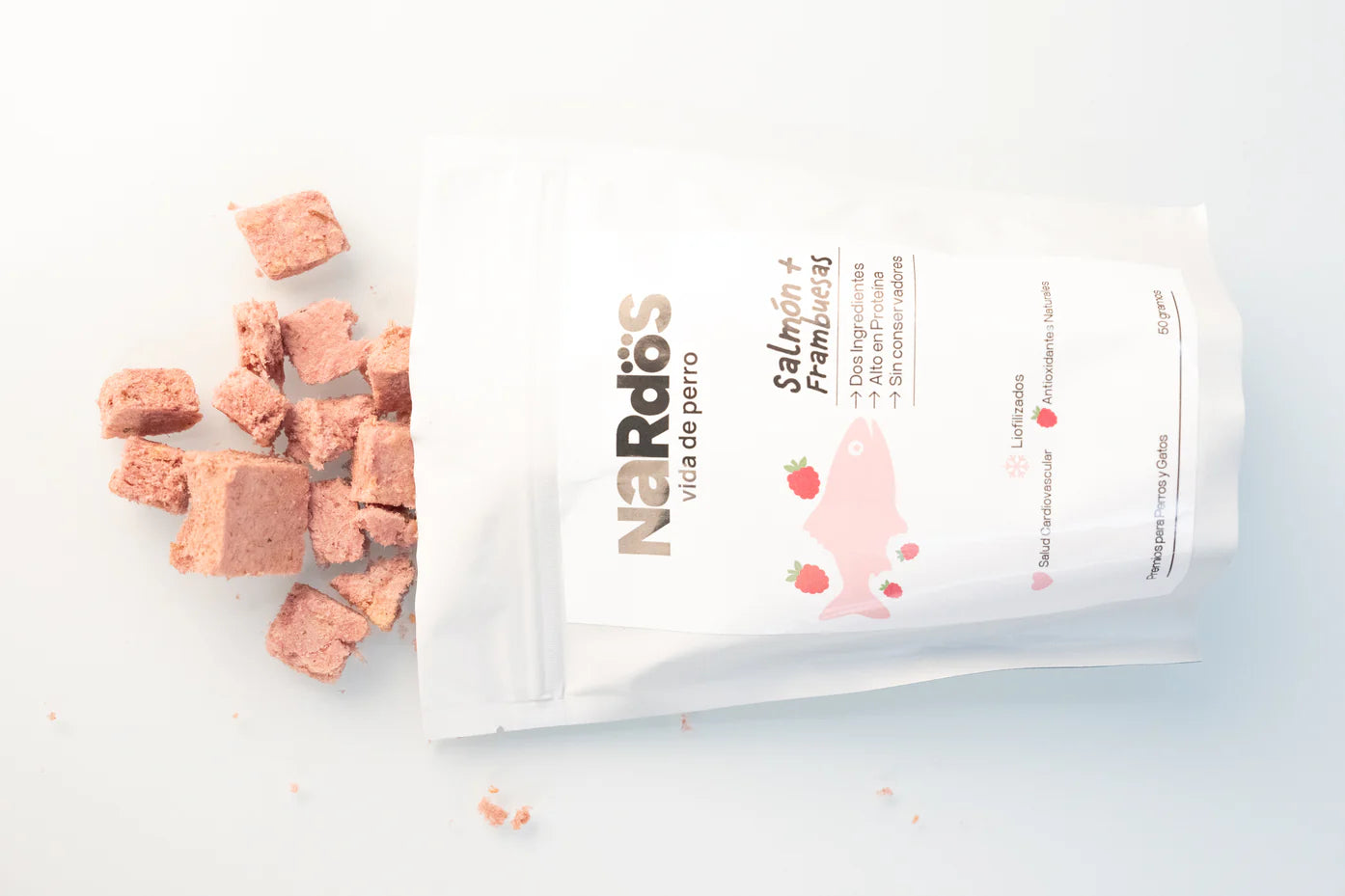 Salmón con frambuesa / Premios liofilizados para perros y gatos / Nardos