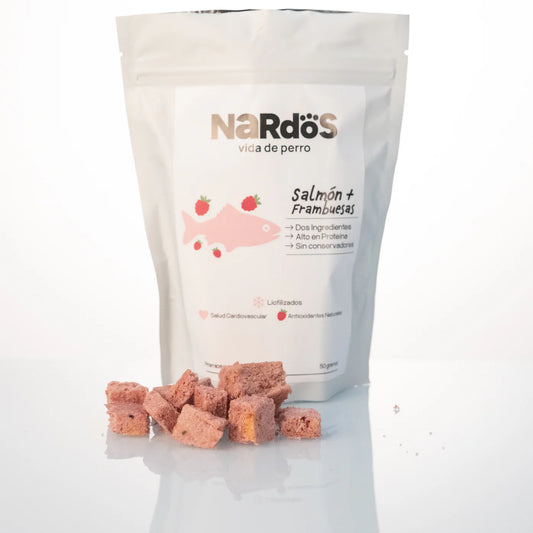 Salmón con frambuesa / Premios liofilizados para perros y gatos / Nardos