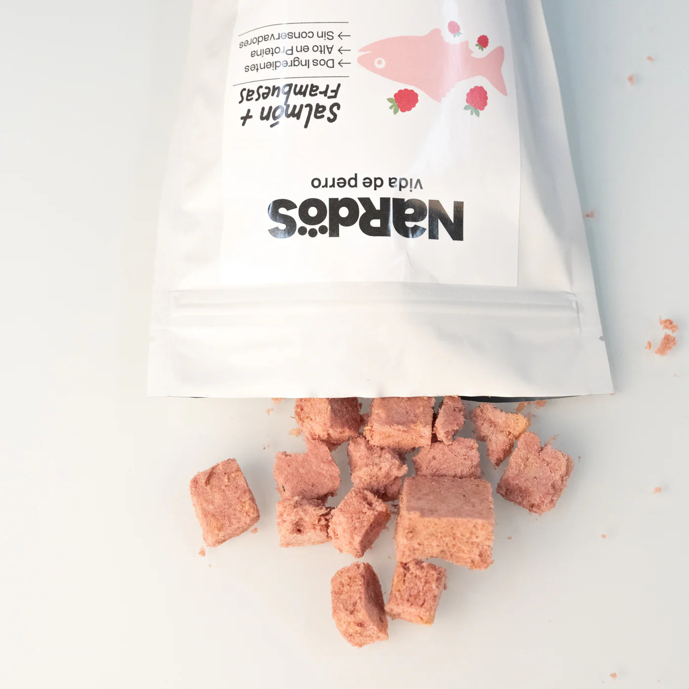 Salmón con frambuesa / Premios liofilizados para perros y gatos / Nardos